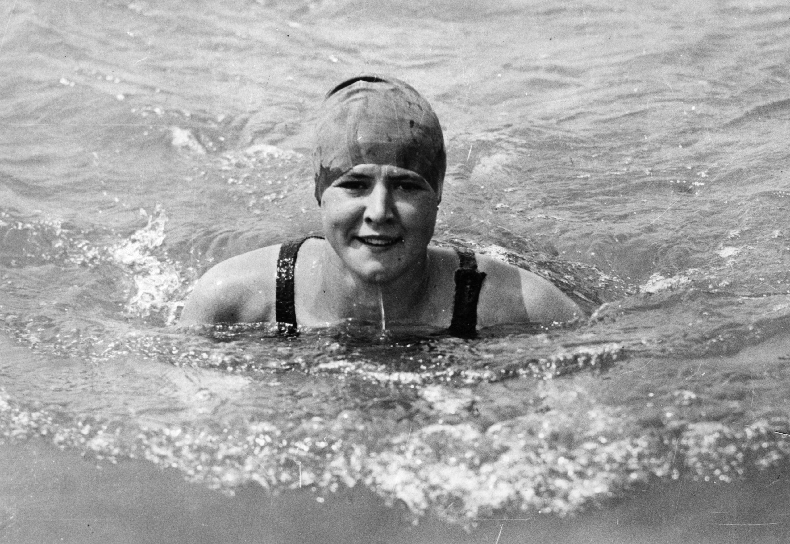 Trudy Ederle entrenando para su travesía del Canal en 1925